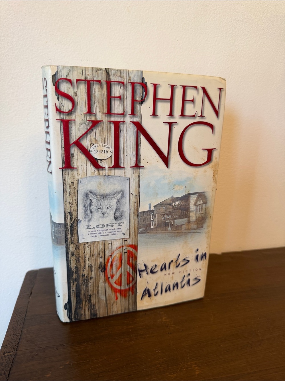 First Edition Hearts in Atlantis Hardcover Book - White and Red